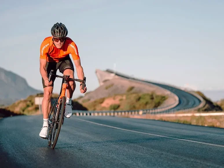Los mejores deportes para mejorar la circulación sanguínea y cuidar tu salud cardiovascular | Clínica Medivás Madrid entrenamiento ciclismo resistencia